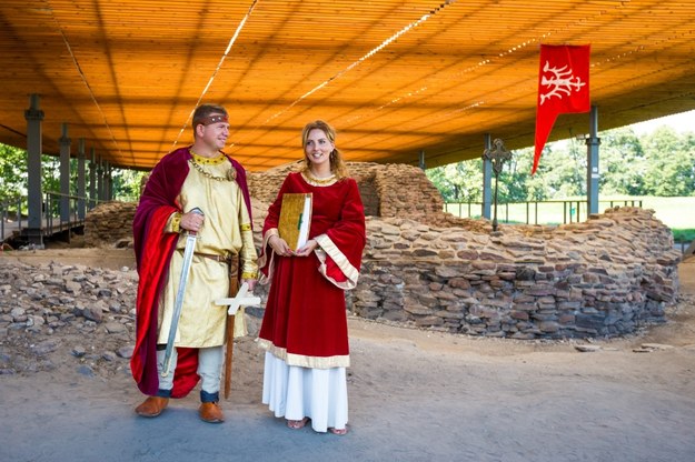 Odtwarzający role Mieszka I i Dobrawy podczas próby dźwięku jubileuszowego dzwonu "Mieszko i Dobrawa" w Muzeum Pierwszych Piastów na Ostrowie Lednickim /Marek Zakrzewski /PAP