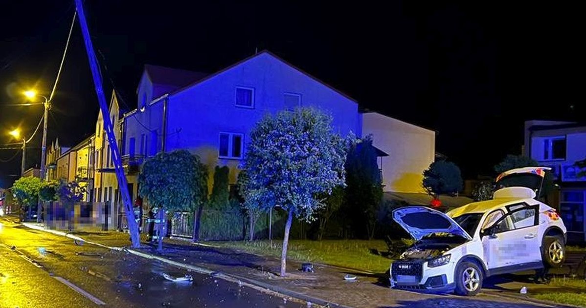 Odurzony uciekał przed policją. Jazdę zakończył na słupie /Policja