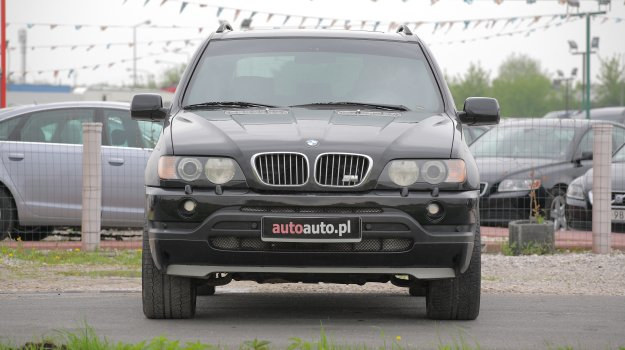 Odważna stylizacja ma sprawiać, żeby inni kierowcy czuli respekt przed BMW X5. W Polsce bez wątpienia tak jest. /Motor