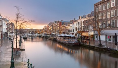 Odwiedź pływający jarmark bożonarodzeniowy. To jedno z najpiękniejszych miejsc w Europie