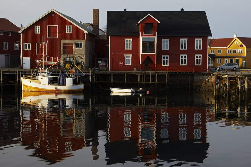 Odwiedź Wenecję Lofotów, czyli Henningsvær, kolorową osadę rybacką położoną na kilkunastu wysepkach połączonych kamiennymi mostami /East News