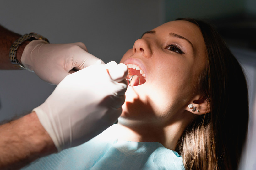 Odwiedzaj dentystę minimum raz w roku! /123/RF PICSEL