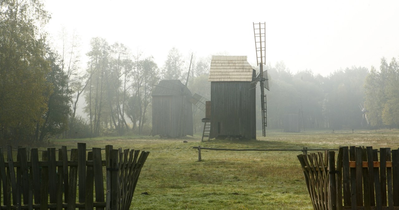 Odwiedzając skansen w Kolbuszowej można rozpoznać wiele kadrów z popularnego serialu "1670". /East News