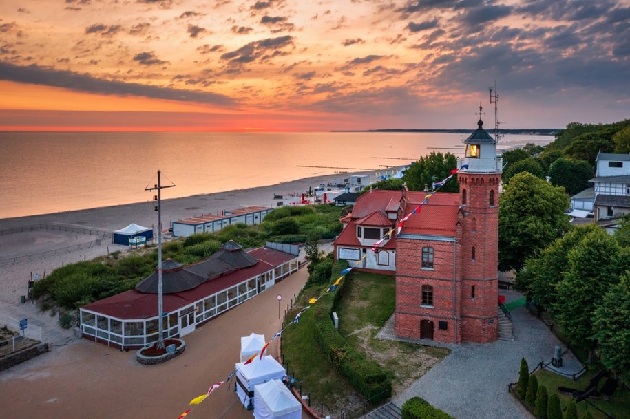 Odwiedzając Ustkę, warto zobaczyć zabytkową latarnię morską z końca XIX wieku /Shutterstock