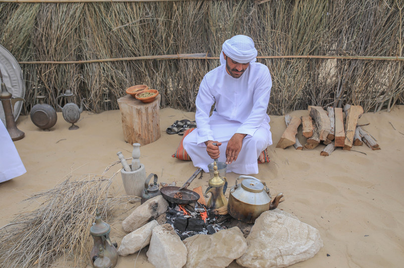 Odwiedzających Beduini częstują miejscowymi potrawami i przedstawią niesamowity pokaz sokolnictwa /.