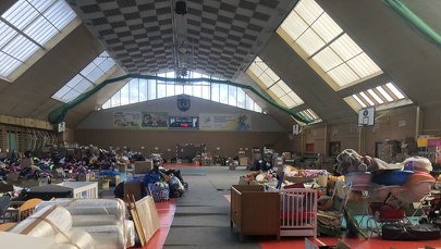 Odwiedzamy duży punkt pomocowy dla uchodźców pod Warszawą. "Święta są wciąż zagadką" 