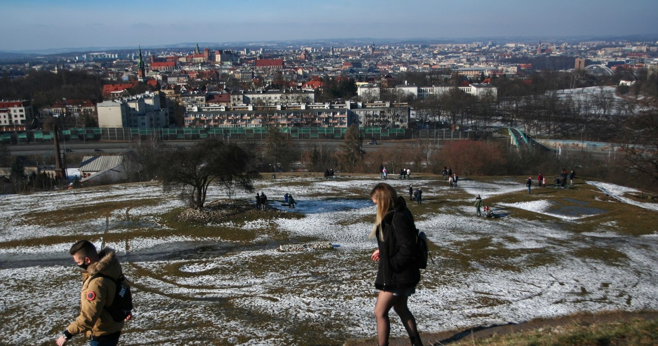 Odwilż w Krakowie, widok z Kopca Krakusa /Anna Gomolka /Agencja FORUM