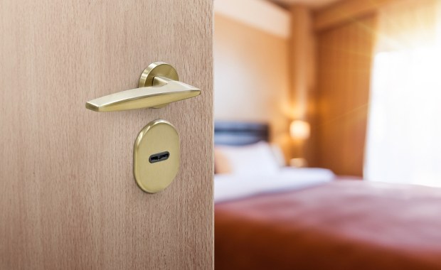 Odwołali jej lot. Noc w hotelu zmieniła się w koszmar