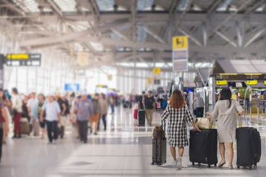 Odwołane loty, gigantyczne kolejki. Szykują się nerwowe wakacje