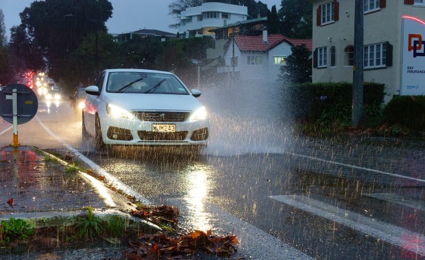 Odwołane loty, zamknięte szkoły, brak prądu. Burze paraliżują Nową Zelandię