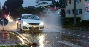 Odwołane loty, zamknięte szkoły, brak prądu. Burze paraliżują Nową Zelandię