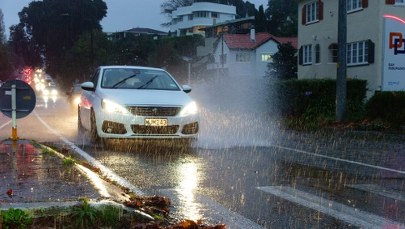 Odwołane loty, zamknięte szkoły, brak prądu. Burze paraliżują Nową Zelandię