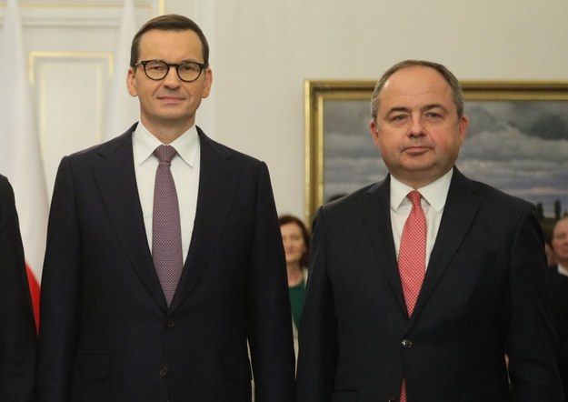 Odwołany ze stanowiska ministra do spraw Unii Europejskiej Konrad Szymański (P) oraz premier Mateusz Morawiecki /Paweł Supernak /PAP