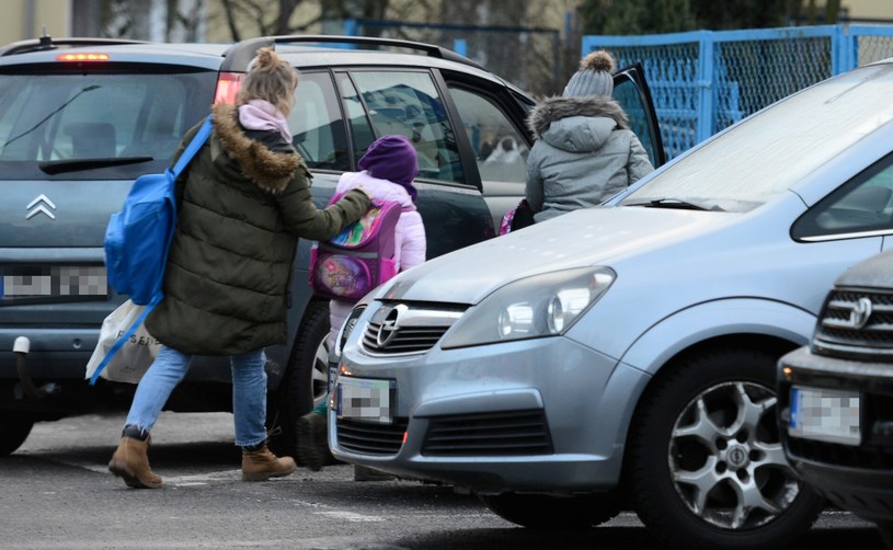 Odwożenie dzieci do szkoły samochodem jest dla nich szkodliwe? /Adam Staskiewicz/ /East News