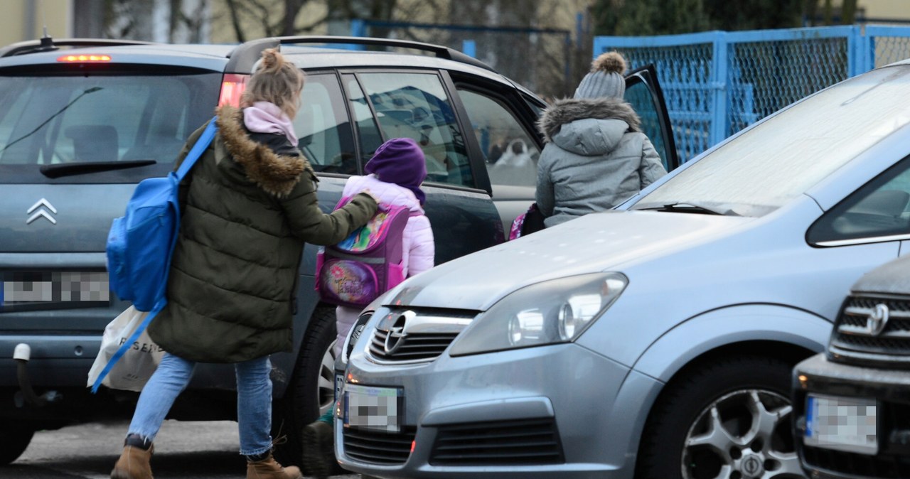 Odwożenie dzieci do szkoły samochodem jest dla nich szkodliwe? /Adam Staskiewicz/ /East News