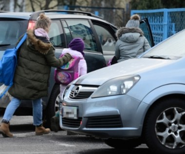 Odwozisz dzieci samochodem do szkoły? Według ekspertów tylko mu szkodzisz