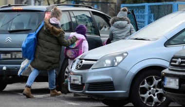 Odwozisz dzieci samochodem do szkoły? Według ekspertów tylko mu szkodzisz