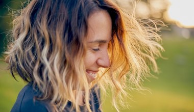 Odwrócony bob to idealna fryzura na każdą okazję. Kto wygląda w niej najlepiej?