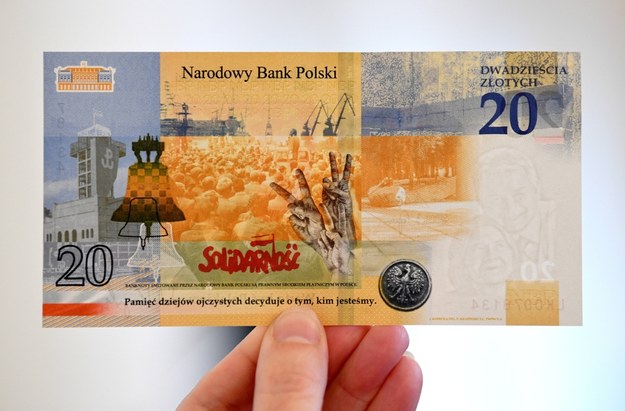 Odwrotna strona banknotu "Lech Kaczyński. Warto być Polakiem". /Darek Delmanowicz /PAP