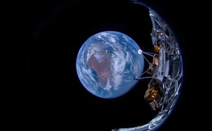 Odysseus przesłał zdjęcia Ziemi. Lądownik z misji IM-1 leci do celu