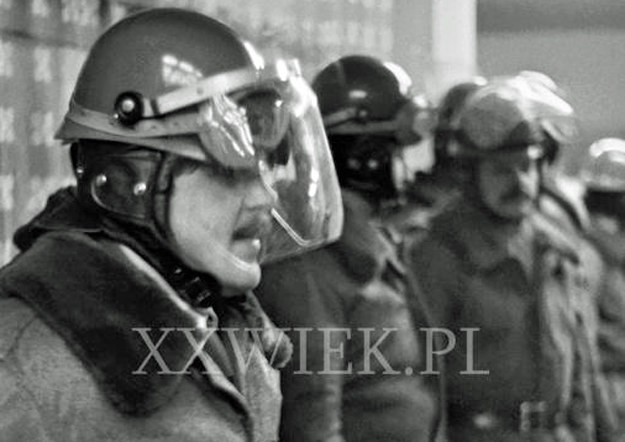 Odział ZOMO przed interwencją wobec rolników strajkujących w Ustrzuakch Dolnych - 12 stycznia 1981 r. (zdjęcie pochodzi z portalu XXwiek.pl) /Ośrodek KARTA /INTERIA.PL