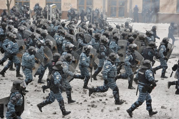 Odziały formacji Berkut atakują protestujących podczas kijowskiego Euromajdanu w 2014 r. (fot. archiw.) /ALEXEY FURMAN /PAP/EPA