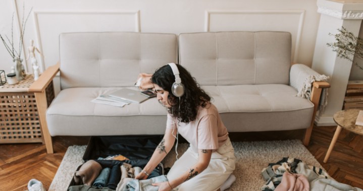 Odzież najlepiej umieścić w walizce na samym dole, czyli jako pierwszą, najniższą warstwę /materiały promocyjne