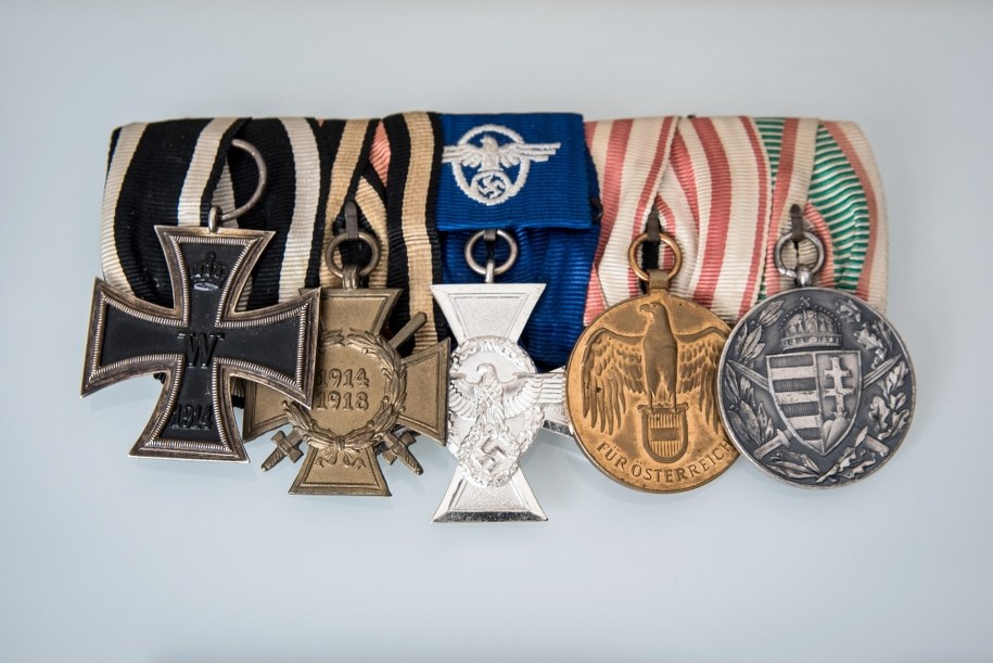 Odznaczenia państwowe ze zbioru dokumentów i pamiątek osobistych po Eilercie Diekenie prezentowanego na wystawie „Zawołani po imieniu” w warszawskim Domu Bez Kantów /Instytut Pileckiego /PAP