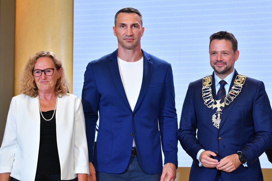 Odznaczenie Honorowego Obywatela Warszawy w imieniu brata, mera Kijowa Witalija Kliczki, odebrał Wladimir Kliczko. /Radek Pietruszka /PAP