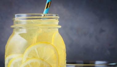 Odzyskaj świeżą cerę po stresie stawiając na odżywczą dietę. Sama pielęgnacja może nie wystarczyć