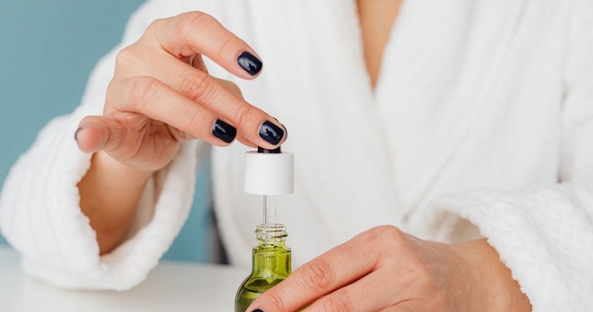 Odżywianie brwi olejkiem rycynowym /CanvaPro /INTERIA.PL