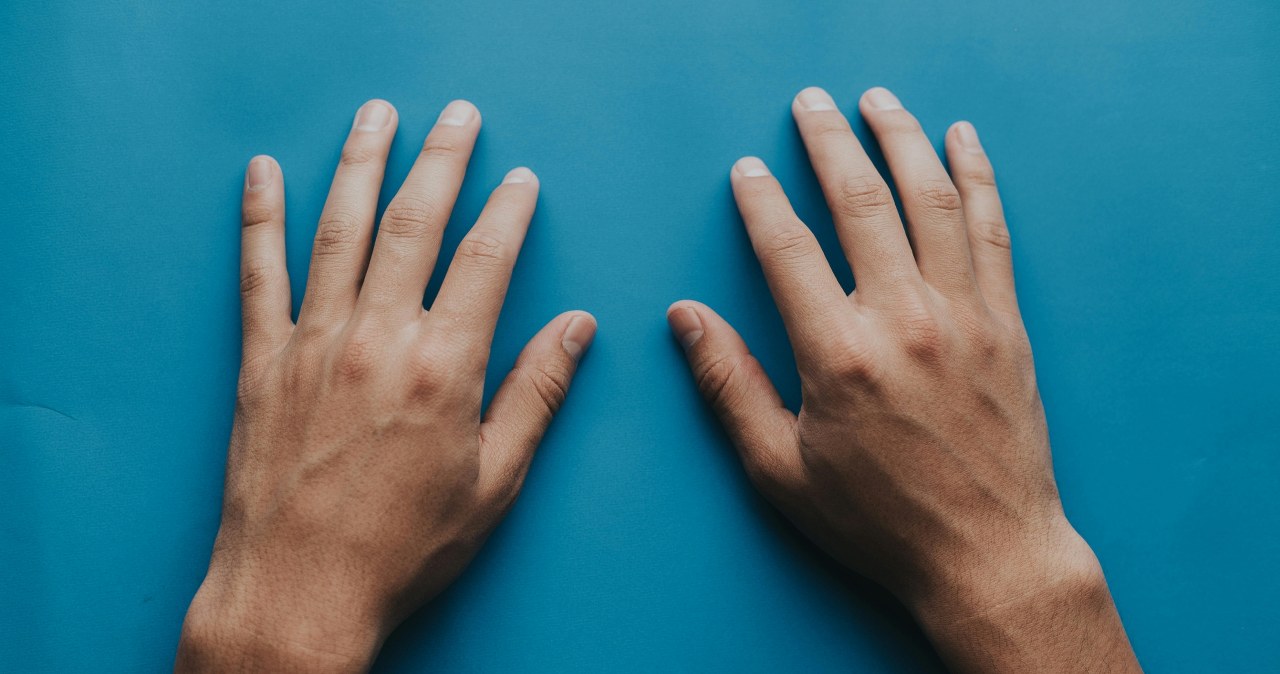 Odżywione i złagodzone dłonie po zrobieniu ziołowej kąpieli / Luis Quintero /pexels.com