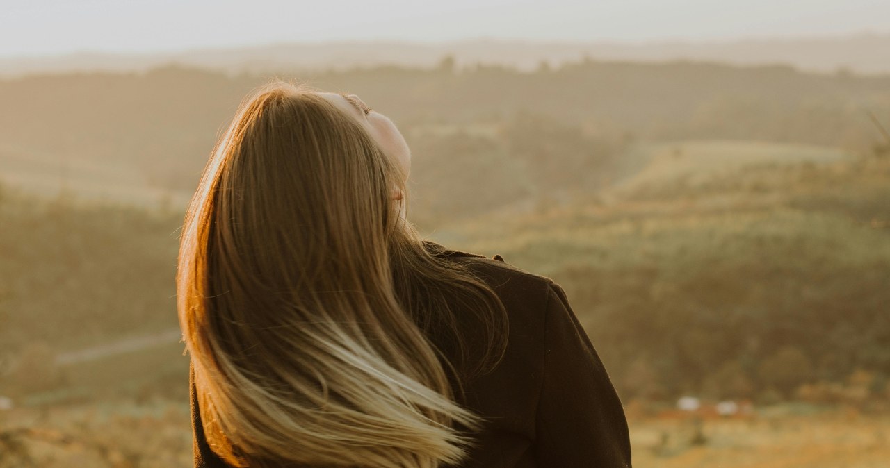 Odżywione włosy po zabiegu domowej laminacji galaretką /juliane Monari /pexels.com