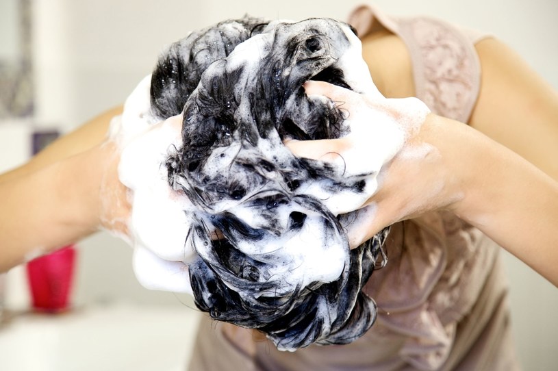 Odżywka do włosów, którą będziesz wykorzystywać do prania firanek, nie musi być droga. Wystarczy najtańszy kosmetyk ze sklepu /Pixel