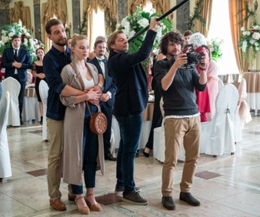 Oferuje, że wspólnie z bratem nakręci film z przygotowań do ślubu jej syna. Lecz tak naprawdę ma tylko jeden cel - uwieść i zdobyć serce Oli. A nie będzie to łatwe, bo wesele, na którym się zatrudnił, to impreza, jakiej jeszcze nie było: uczta na Zamku Królewskim, tysiące gości, w tym prezydent, rekiny biznesu, celebryci i VIP-y, do tego topowe zespoły przygrywające do kotleta i fajerwerki, które rozświetlą całą Warszawę. Po prostu największe polskie wesele!