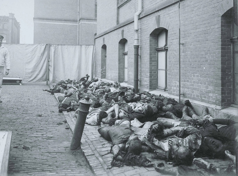 Ofiary gazu bojowego ułożone pod ścianą szpitala /domena publiczna