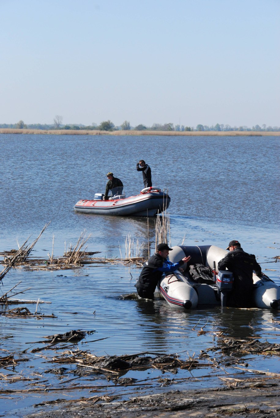 Ofiary katastrofy mają zostać przewiezione z jeziora na cmentarz wojenny w Glinnej koło Szczecina. /Aleksander Ostasz /