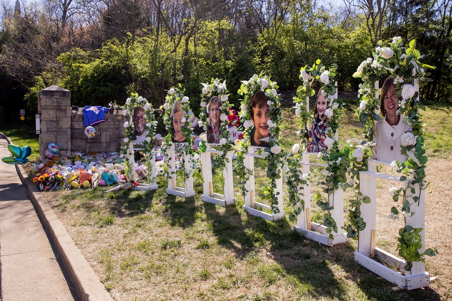 Ofiary strzelaniny w Nashville (Tennessee) upamiętnione przed szkołą, w której zginęły /JUSTIN RENFROE /PAP/EPA