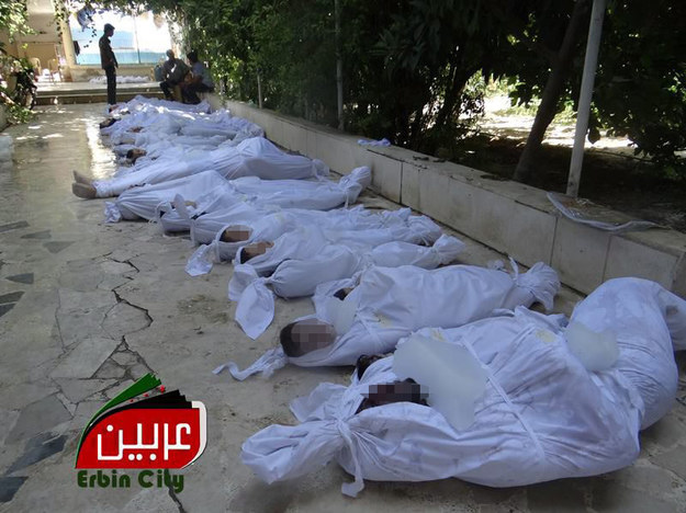 Ofiary użycia gazu w Syrii /Local Committee of Arbeen /PAP/EPA