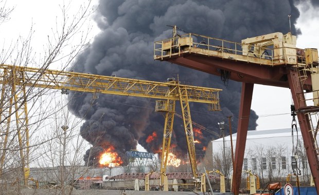 Ofiary wśród strażaków i stan wyjątkowy. Płonie baza paliwowa w Rosji