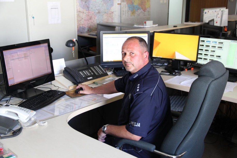 Oficer dyżurny kom. Paweł Ciuruś zdając sobie sprawę, że mężczyźnie należy jak najszybciej udzielić fachowej pomocy, błyskawicznie skontaktował się z Biurem Międzynarodowej Współpracy Policji /foto. Policja /