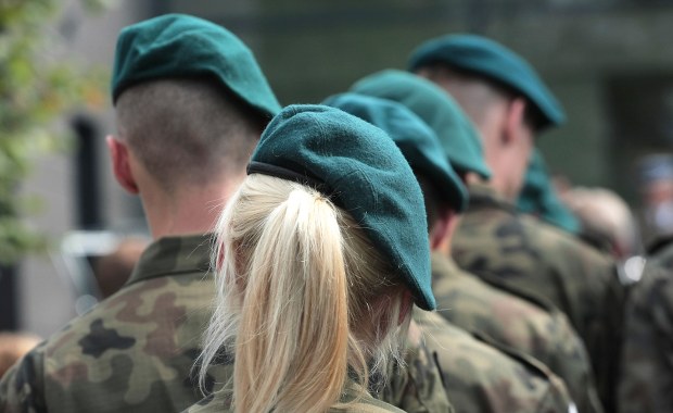 Oficer podejrzany o znieważenie i przemoc. Miał uderzać studentów w kark