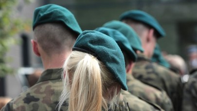 Oficer podejrzany o znieważenie i przemoc. Miał uderzać studentów w kark