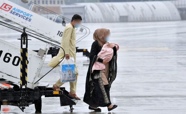 Oficerowie, dziennikarze, wykładowcy. Wiemy, kim są ewakuowani do Polski Afgańczycy
