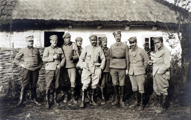 Oficerowie I Brygady Legionów (rok 1915). W środku brygadier Józef Piłsudski oraz m.in. Tadeusz Piskor, Bolesław Długoszowski-Wieniawa, Ignacy Boerner, Zygmunt Sulistrowski, Emil Bobrowski, Konstatnty Dzieduszycki /Biblioteka Narodowa