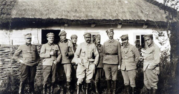 Oficerowie I Brygady Legionów (rok 1915). W środku brygadier Józef Piłsudski oraz m.in. Tadeusz Piskor, Bolesław Długoszowski-Wieniawa, Ignacy Boerner, Zygmunt Sulistrowski, Emil Bobrowski, Konstatnty Dzieduszycki /Biblioteka Narodowa