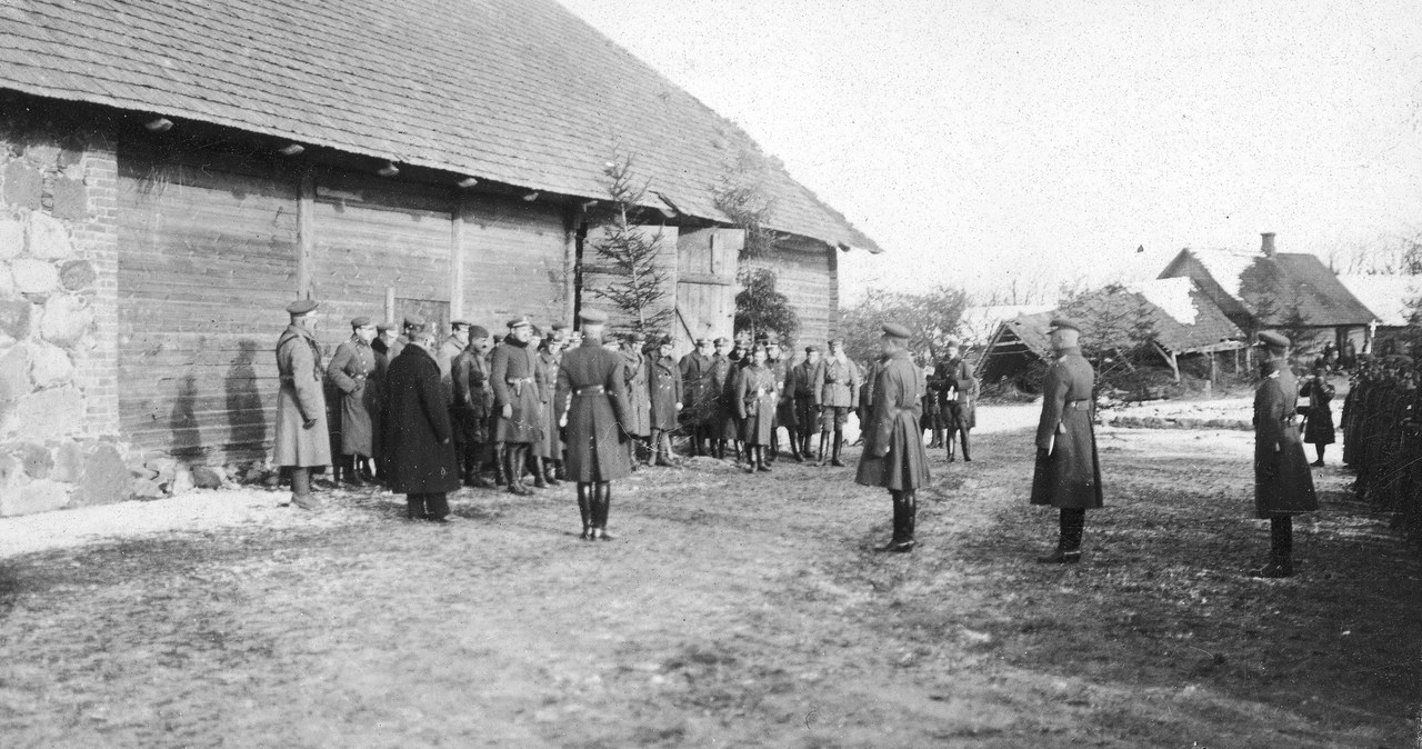 Oficerowie i żołnierze Wojska Polskiego, zdjęcie pochodzi z okresu 1918-1921 r. /Z archiwum Narodowego Archiwum Cyfrowego