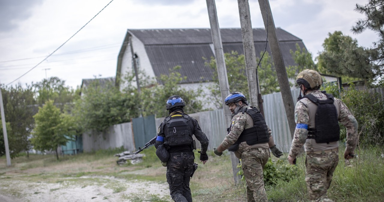 Oficerowie ukraińskiej policji podczas ewakuacji Wołczańska /NARCISO CONTRERAS/ ANADOLU AGENCY/ Anadolu Agency via AFP /AFP