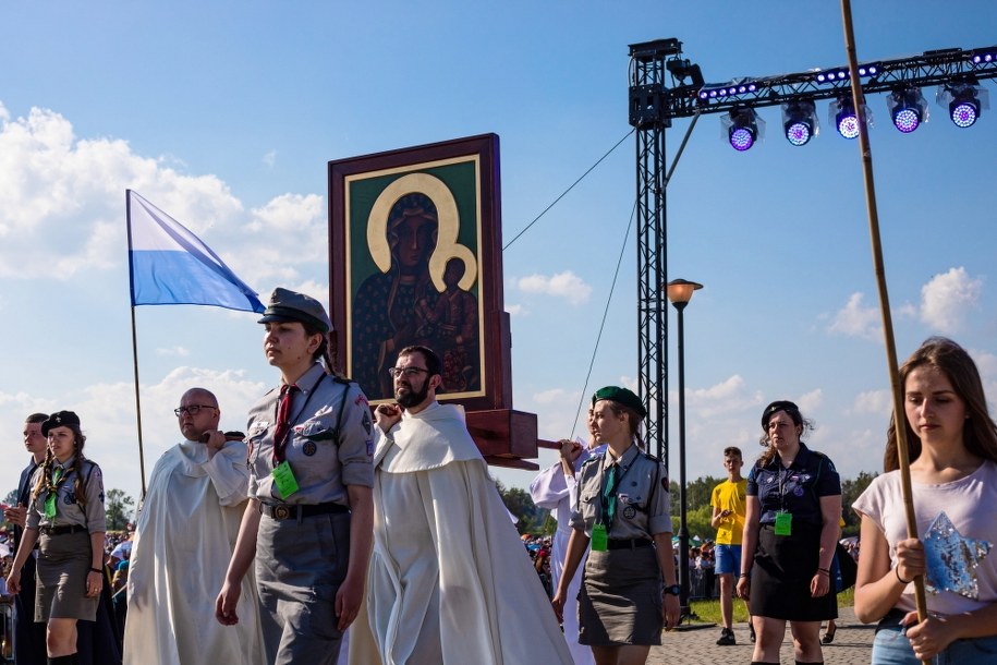 Oficjalną część spotkania rozpoczęła procesja z udziałem prymasa Polski /Marek Zakrzewski /PAP