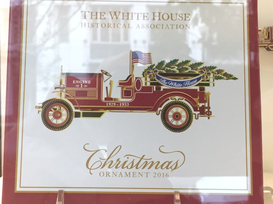 Oficjalna ozdoba choinkowa, przypominająca wóz strażacki /Paweł Żuchowski /RMF FM